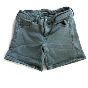 American Eagle Midi Shorts Light Green